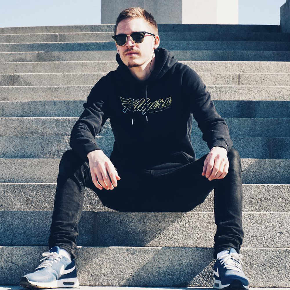 SWEATSHIRTS / HOODIES